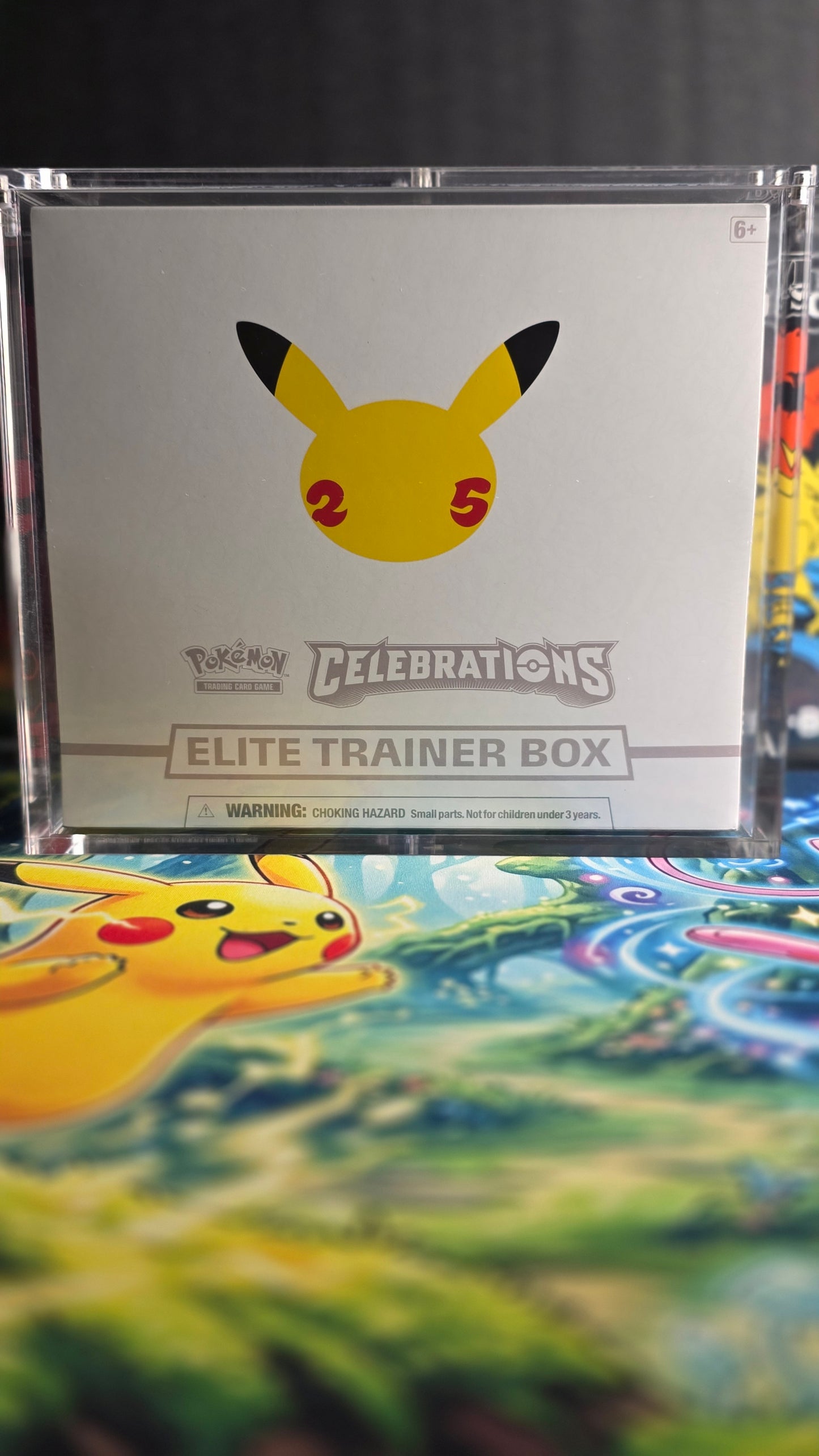 Pokémon Elite Trainer Box – Celebrations (inkl. Acryl-Case, Englisch)
