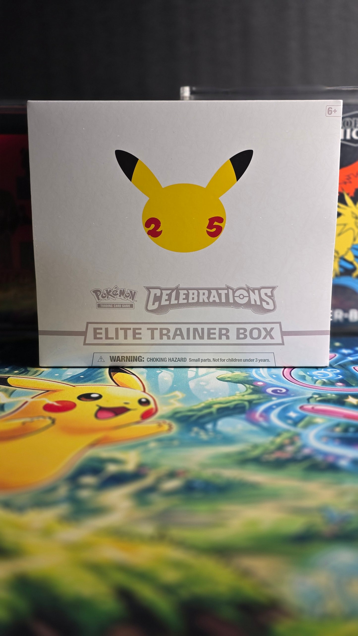Pokémon Elite Trainer Box – Celebrations (inkl. Acryl-Case, Englisch)